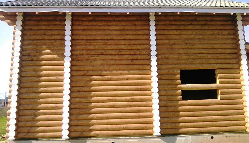 Дом из оцилиндрованного бревна в деревне Спас, Рыбинский район, внешняя отделка