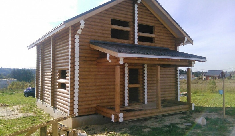 Дом из оцилиндрованного бревна в деревне Спас, Рыбинский район, внешняя отделка